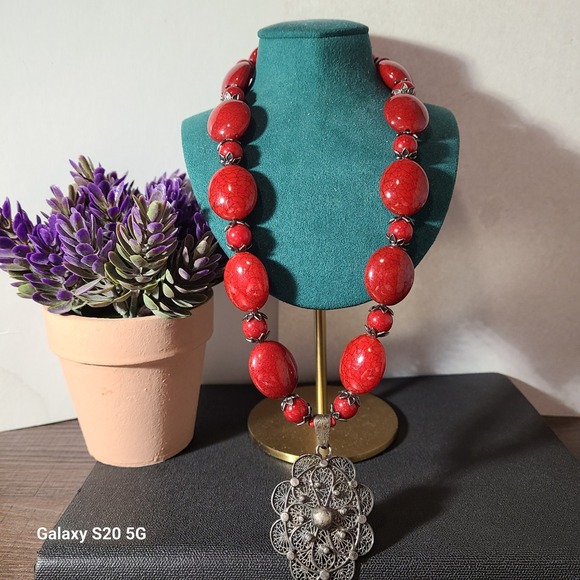 Handmade Jewelry - Red Beaded Statement Necklace Floral Pendant Silver Tone Bohemian Jewelry NWOT‎